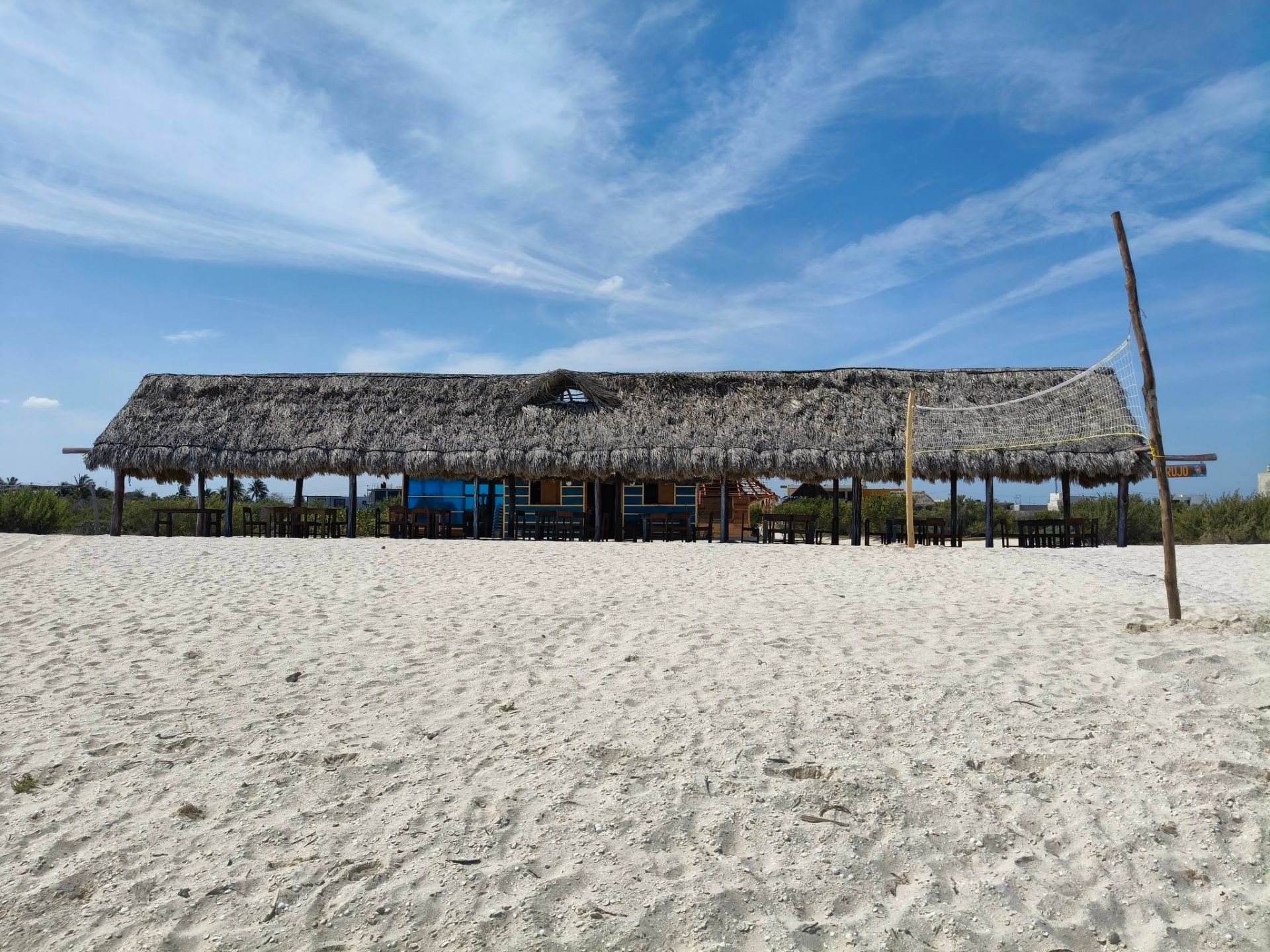 Palapa de El Brujo sobre la arena frente al mar en Sisal, Yucatán